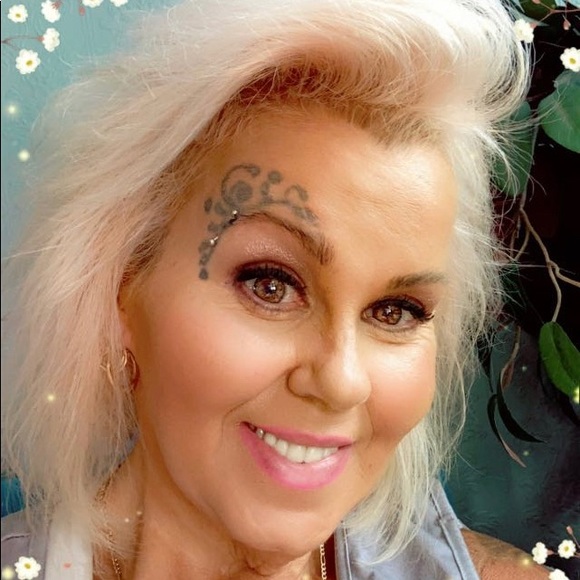 Meet your Posher, Cyn - Picture 1 of 2